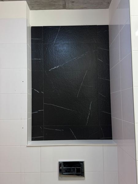 Obložená nika nad WC