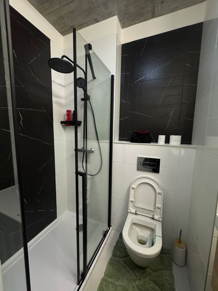 Sprchový kout a závěsné WC