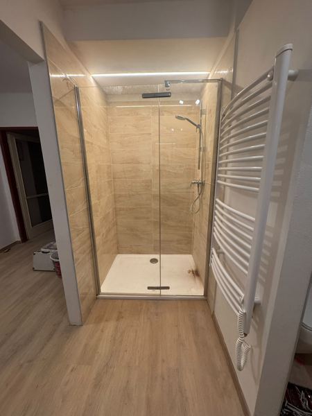 Sprchový kout s béžovým obkladem a LED podsvícením