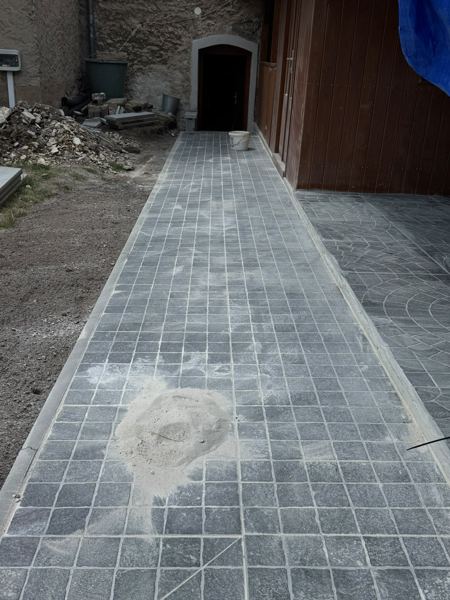 Chodník z kamenné dlažby