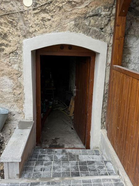 Schody ke sklepu s opraveným ostěním